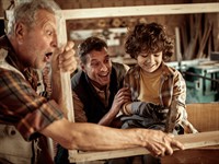 shutterstock_2371193171_Multigenerational family of male carpenters_dažādu paaudžu ģimenes locekļi nodarbojas ar kokapstrādi.jpg