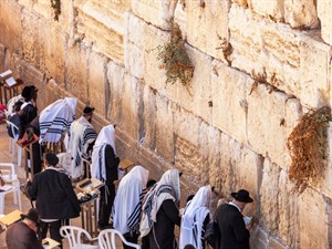 Shutterstock_2435547139_Jews praying at Western Wall_Ebreji lūdzas pie Rietumu sienas.jpg