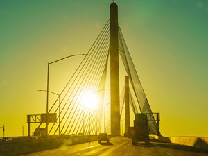 Chizhevskaya Ekaterina Shutterstock_bridge in California_tilts Kalifornijā.jpg