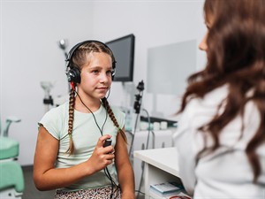 shutterstock_2328862027_diagnosis of hearing impairment_dzirdes traucējumu diagnoze.jpg