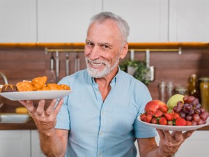 shutterstock_2602756557_fresh fruits and pastries_svaigi augļi un smalkmaizītes.jpg