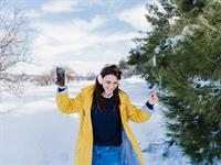 shutterstock_1897858903_listening to music_klausās mūziku.jpg