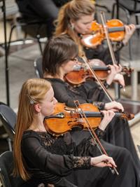 Sergei Butorin Shutterstock - orķ. melnos tērpos.jpg