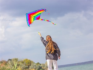 shutterstock_2055406079_girl launches a bright kite_Meitene laiž košu gaisa pūķi.jpg