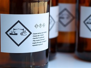 shutterstock_2227023553_corrosive chemical symbol_zīme kodīgs.jpg