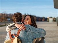 shutterstock_2710906101_students hugging_studenti apskaujās.jpg