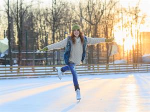 shutterstock_546664645_ice skating_slidošana.jpg