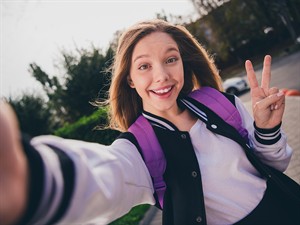 shutterstock_2459354561_girl wear school uniform_meitene skolas formā.jpg