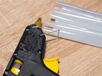 shutterstock_2623031781_glue gun_līmes pistole.jpg