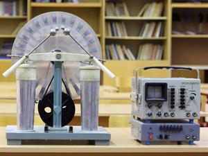 Wimshurst machine 2.jpg