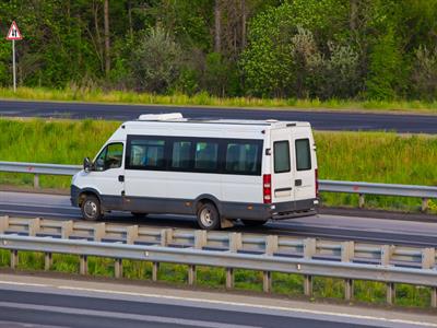 Shutterstock_649697353_minibus_mikroautobuss.jpg