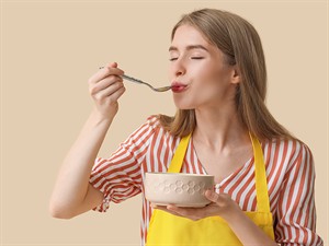 shutterstock_2330474995_woman enjoying food_sieviete bauda ēdienu.jpg