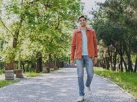 Shutterstock_2168812257_man walking_vīrietis staigā.jpg