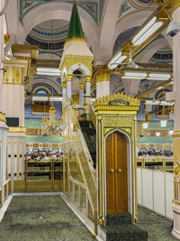 enesdigital Shutterstock_decorated minbar_bagātīgi rotāts minbars.jpg