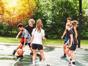 shutterstock_2202219557_kids playing basketball_bērni spēlē basketbolu.jpg