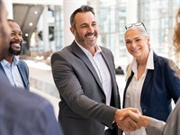 shutterstock_2114224364_shaking hands_spiež roku.jpg