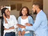 shutterstock_2511172483_friends communicate_draugi komunicē.jpg