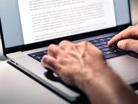 Shutterstock_2384800043_typing_Bericht.jpg