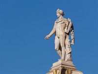 shutterstock_540006163_apollo statue_apolona statuja.jpg