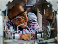 Shutterstock_2557407879_girl with safety goggles_meitene ar aizsargbrillēm.jpg