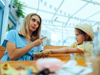 shutterstock_2655583211_Mother and Daughter Argue on telephone_Mamma un meita strīdās par telefonu.jpg