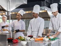shutterstock_2740660867_Professional chefs_Profesionālu pavāru komanda.jpg