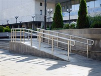 shutterstock_2696120905_Large ramp for wheelchair users_Liela uzbrauktuve ratiņkrēsliem.jpg