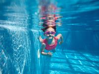 Shutterstock_2301958625_girl swimming_meitene peld.jpg
