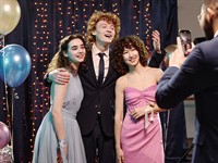 shutterstock_2675293975_teenagers at prom_pusaudži izlaidumā.jpg