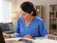 Shutterstock_2529335385_nurse studying_medmāsa studē.jpg