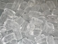 shutterstock_2148014297_ice cubes_ledus gabaliņi.jpg
