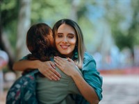 shutterstock_2732294669_hugging friend_apskauj draugu.jpg