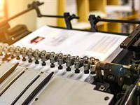 shutterstock_569284168_paper input offset machine_grāmatas iespiešana.jpg