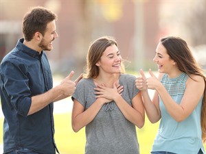 shutterstock_1383011813_friends congratulating a girl_draugi apsveic meiteni.jpg