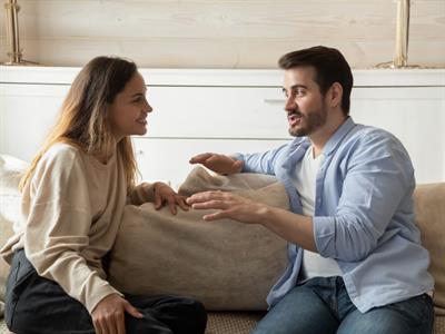 Shutterstock_1646346169_couple talking_pāris runā.jpg