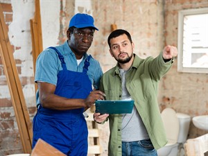 shutterstock_2685668933_Worker man is clarifying details of work from foreman_Strādnieks precizē darba detaļas pie meistara.jpg