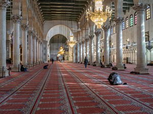 Torsten Pursche Shutterstock_mussala Damaskas Lielajā mošejā_Umayyad mosque in Damascus.jpg