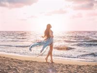 Shutterstock_1713543448_woman on beach_sieviete pludmalē.jpg