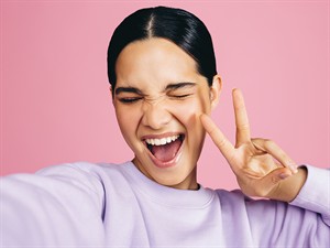 shutterstock_2259517555_Excited young woman_Sajūsmināta jauna sieviete.jpg