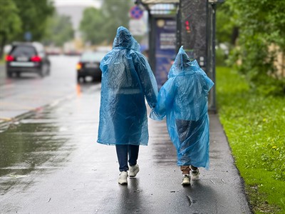 shutterstock_2647582455_mother and daughter in raincoats_māte un meita lietus mēteļos.jpg