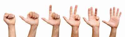 shutterstock_2467282383_hands showing numbers_rokas rādošas ciparus.jpg