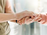 Shutterstock_2500604939_holding hand_tur roku.jpg