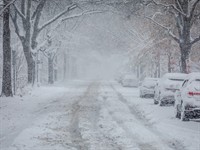 shutterstock_2563168557_Cityscape during heavy Snowfall_Sniegputenis pilsētā.jpg