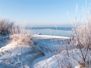 shutterstock_114871549_Winter beach of Baltic sea_Baltijas jūra ziemā.jpg