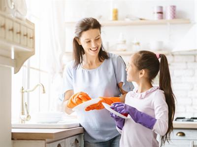 Shutterstock_1397567792_mom and daughter doing dishes_mamma un meita mazgā traukus.jpg