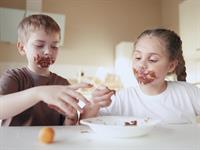 Shutterstock_2399499231_kids eating chocolate_bērni ēd šokolādi.jpg