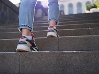 shutterstock_2148210839_going up stairs_iet pa kāpnēm uz augšu.jpg