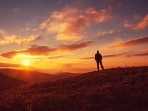 shutterstock_385341715_man silhouette on the sunset_vīrieša siluets saulrietā.jpg
