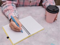 shutterstock_2713372185_writes in a notebook_raksta kladē.jpg