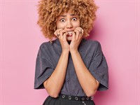 shutterstock_2296005555_nervous woman_nervozējoša sieviete.jpg